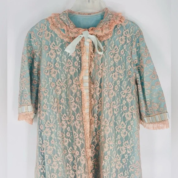 Lace Robe Kimono with Blue and Pink Accents and Ties Odette Barsa Vintage - Picture 4 of 7